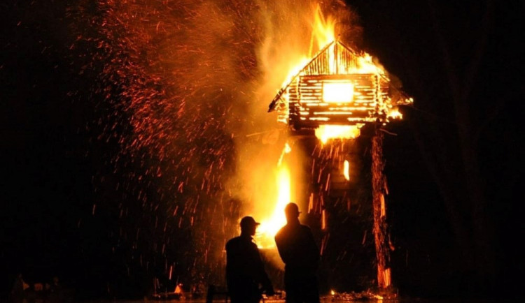 Totální destrukci ikonické chaloupky na mostním pilíři spatří lidé ve filmu na festivalu ve Varech