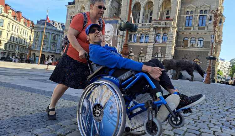 Nebezpečné díry, nesjízdná místa. Vyjeli jsme s vozíčkářem do centra