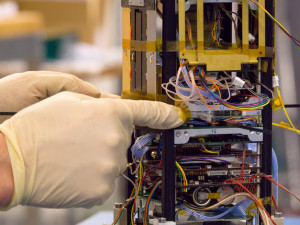 Družice VZLUSAT-1 v laboratoři, foto: ZČU