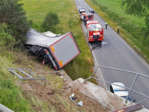 Kamion se zřítil z prudkého srázu po střetu s osobním automobilem odstaveným na okraji dálnice D5