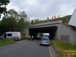 Kamion se zřítil z prudkého srázu po střetu s osobním automobilem odstaveným na okraji dálnice D5
