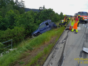 Kamion se zřítil z prudkého srázu po střetu s osobním automobilem odstaveným na okraji dálnice D5