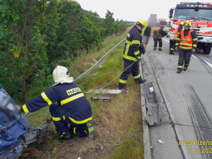 Kamion se zřítil z prudkého srázu po střetu s osobním automobilem odstaveným na okraji dálnice D5