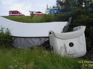 Kamion se zřítil z prudkého srázu po střetu s osobním automobilem odstaveným na okraji dálnice D5