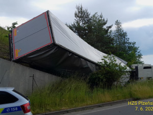 Kamion se zřítil z prudkého srázu po střetu s osobním automobilem odstaveným na okraji dálnice D5