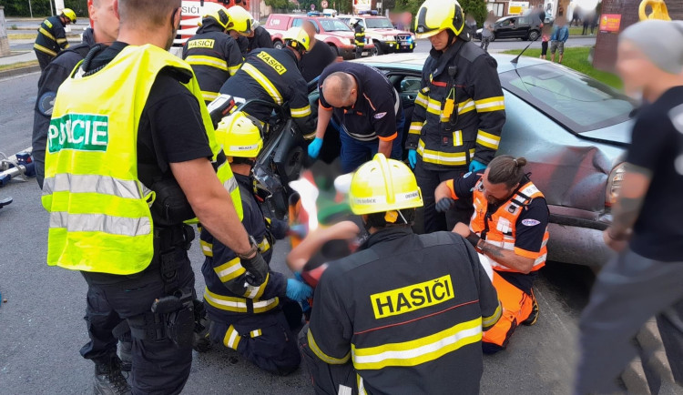 Řidič měl v těle tři promile alkoholu, když způsobil vážnou nehodu. Sám utrpěl vážné zranění