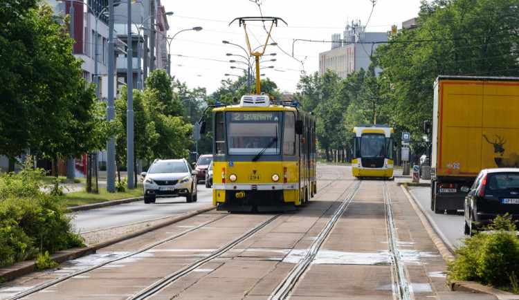 Na Koterovské se bude opravovat další úsek tramvajové trati kolem bazénu až ke křižovatce u Duhy se Sladkovského ulicí