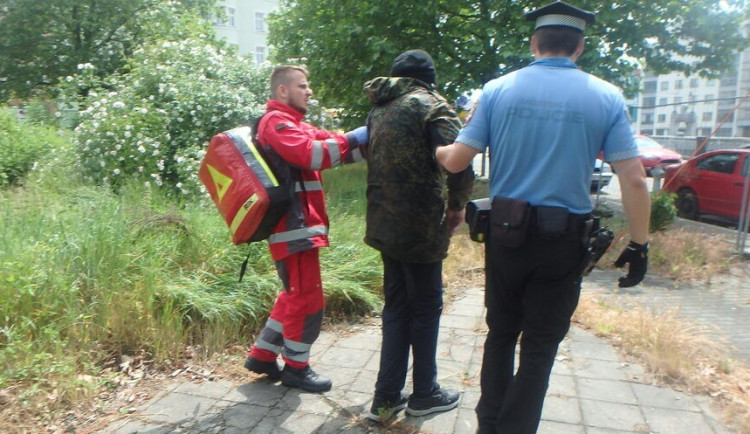 Pomočený muž bezvládně ležel v mokré trávě a stěžoval si, že několik dní nejedl