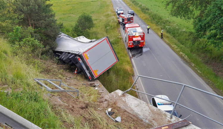 Kamion se zřítil z prudkého srázu po střetu s osobním automobilem odstaveným na okraji dálnice D5