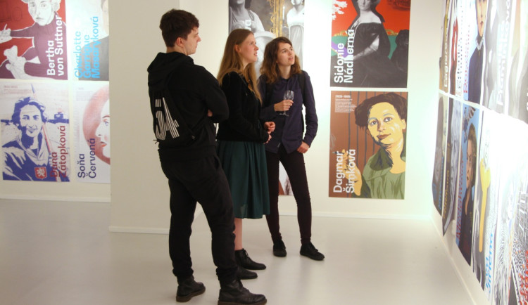 Vernisáž výstavy České hrdinky v Galerii Ladislava Sutnara v roce 20, foto: Kamran Julfayev