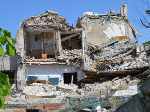 Pozůstatky školy, kam loni spadla jedna z raket při ostřelování.