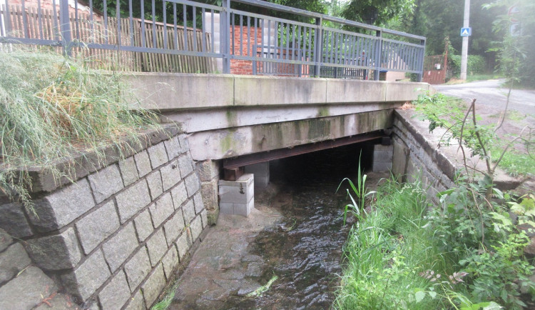 Most přes Hrádecký potok byl již v nevyhovujícím stavu, jeho oprava potrvá do poloviny listopadu