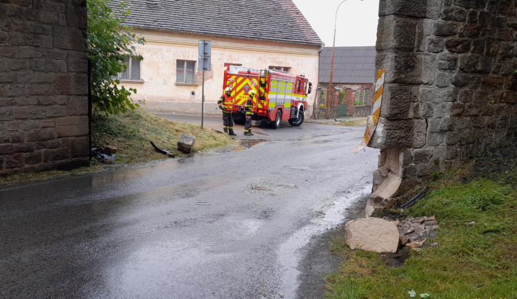Z viaduktu odletělo několik vylomených kamenných kvádrů, nevešel se pod něj náklaďák s přívěsem