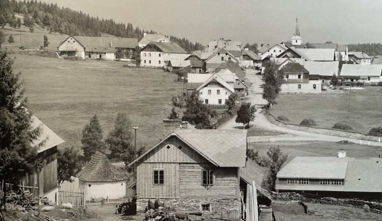 Šumavská Kvilda na dobové fotografii z 20. let minulého století z knihy Tenkrát na Šumavě od autora Zdeňka Roučky