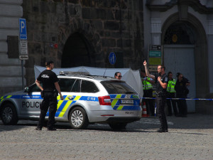 Po dalším tragickém skoku z Černé věže lidé vášnivě diskutují na téma, zda by se měl uzavřít ochoz mříží