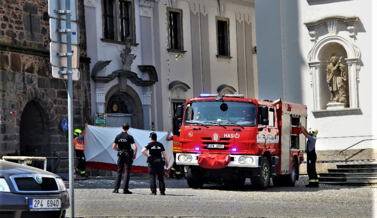 Po dalším tragickém skoku z Černé věže lidé vášnivě diskutují na téma, zda by se měl uzavřít ochoz mříží