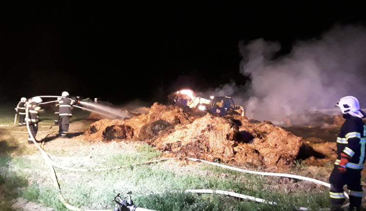 Požár stohu slámy ve Višňové zaměstnal uprostřed noci hasiče