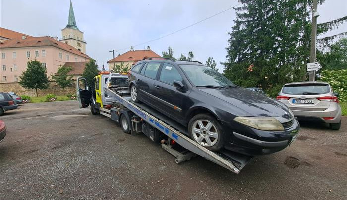 Radnice se nekompromisně pustila do boje s vraky na parkovištích