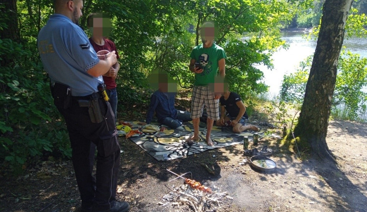 Mladý cizinec si i přes zákaz opékal s kamarády špízy na břehu rybníka, prý to viděl dělat i ostatní