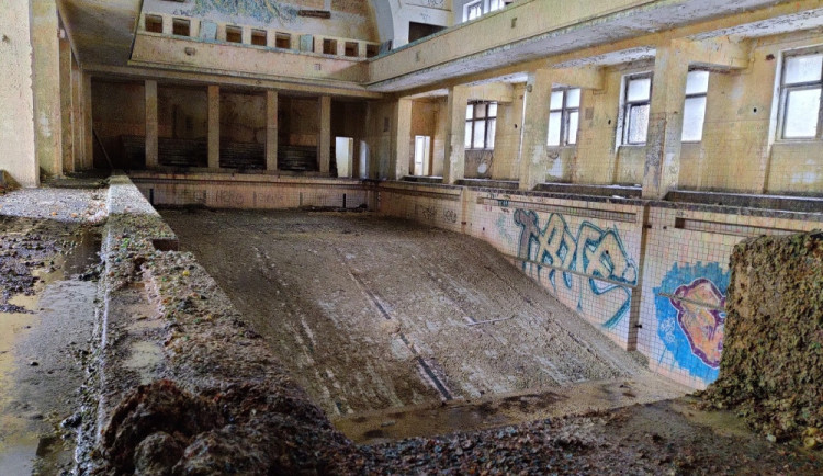 Plzeňský kraj začal vyklízet bývalé lázně v centru Plzně, památkově chráněná budova  30 let chátrala