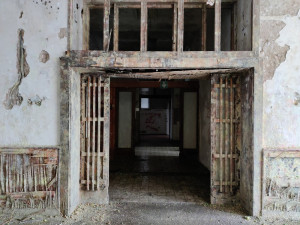 Plzeňský kraj začal vyklízet bývalé lázně v centru Plzně, které 30 let chátraly