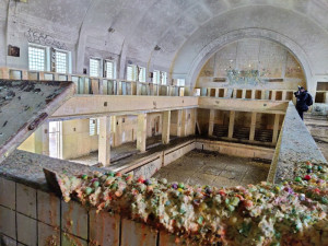 Plzeňský kraj začal vyklízet bývalé lázně v centru Plzně, které 30 let chátraly