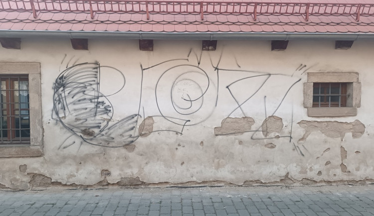 Až namířená služebná zbraň strážníka zastavila dva sprejery, kteří se krátce předtím vyřádili na fasádě domu