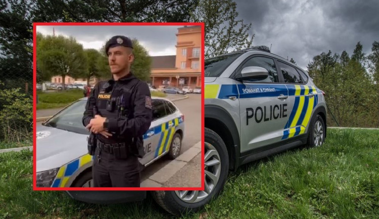 Mladý muž upadl na zem, udeřil se do hlavy a přestal dýchat. Život mu zachránila dvojice policistů