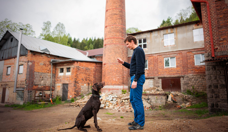 Bývalá sklárna ve Smržovce se otvírá lidem a milovníkům psů