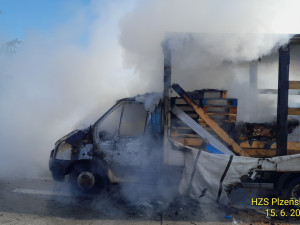 Požár náklaďáku s psími granulemi uzavřel dálnici D5 ve směru na Rozvadov