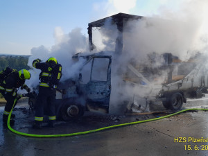 Požár náklaďáku s psími granulemi uzavřel dálnici D5 ve směru na Rozvadov