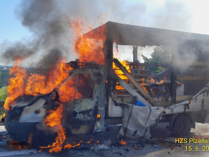 Požár náklaďáku s psími granulemi uzavřel dálnici D5 ve směru na Rozvadov