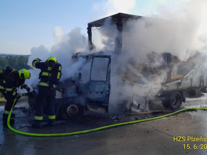 Požár náklaďáku s psími granulemi uzavřel dálnici D5 ve směru na Rozvadov