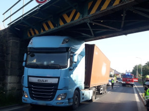 Klatovská gilotina si připsala další zářez, nepozorný řidič kamionu se zasekl pod viaduktem