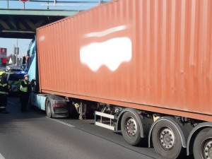 Klatovská gilotina si připsala další skalp, nepozorný řidič kamionu se zasekl viaduktem