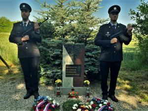 Policista zahynul při krvavé přestřelce s obávaným srbským gangsterem. Na tragédii vzpomínali policisté u pomníku