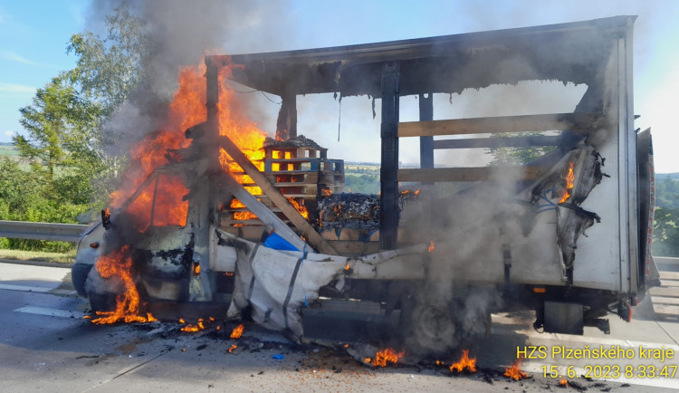 Požár náklaďáku s psími granulemi uzavřel dálnici D5 ve směru na Rozvadov