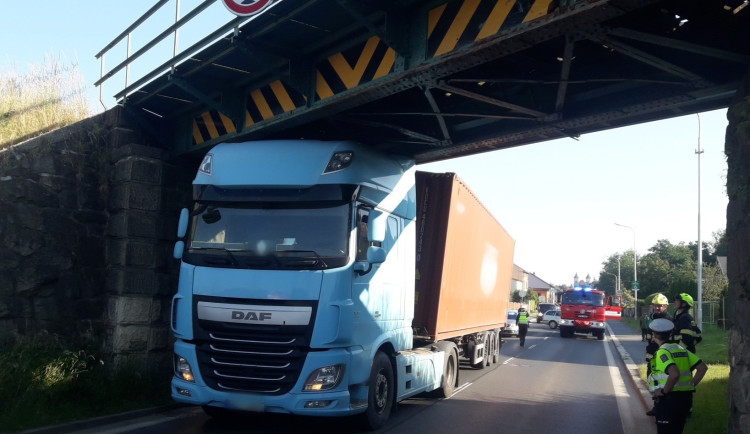 Klatovská gilotina si připsala další skalp, nepozorný řidič kamionu se zasekl viaduktem