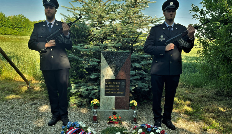 Policista zahynul při krvavé přestřelce s obávaným srbským gangsterem. Na tragédii vzpomínali policisté u památníku