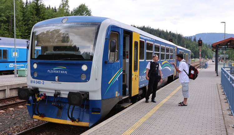Cestujícím mezi Plzeňským, Jihočeským krajem a Bavorskem vystačí jedna jízdenka
