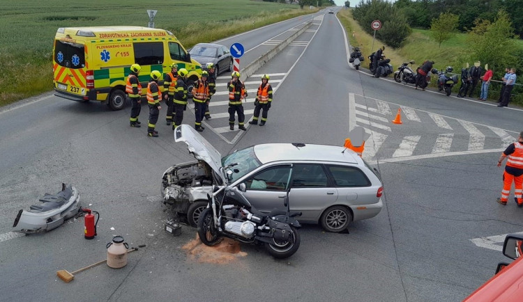 Jezdec na motocyklu značky Harley Davidson narazil do protijedoucího automobilu a utrpěl těžké zranění
