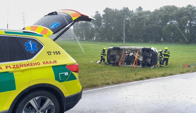 Dodávka se třemi dospělými a šesti dětmi vylétla ze silnice a skončila na boku v poli