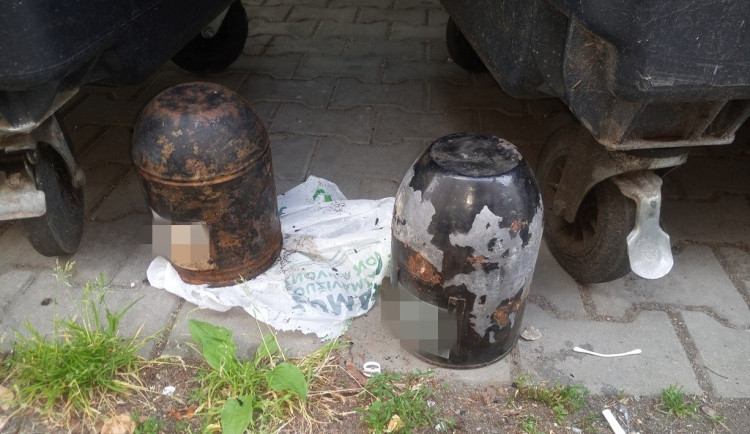 Muž vytáhl z popelnice dvě pohřební urny s ostatky, záhadným nálezem se zabývá policie