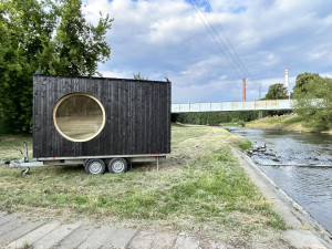 Unikátní pojízdná sauna zaparkovala na soutoku Mže a Radbuzy, Plzeňané ji mohou přes víkend otestovat