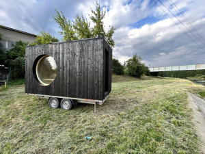 Unikátní pojízdná sauna zaparkovala na soutoku Mže s Radbuzou, Plzeňané ji mohou přes víkend otestovat
