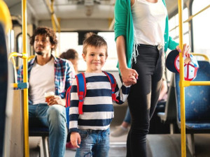 Bezpečnostní pásy by měly být podmínkou školního výletu autobusem. Praxe bývá jiná