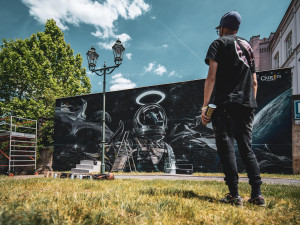 Obří malby umělců z festivalu Wallz opět rozzáří i vybarví nevzhledné a šedé plochy plzeňských objektů