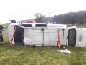 Dodávka se dvěma dospělými a sedmi dětmi vylétla ze silnice a skončila na boku v poli