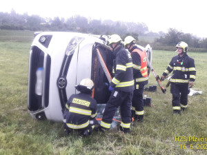 Dodávka se dvěma dospělými a sedmi dětmi vylétla ze silnice a skončila na boku v poli