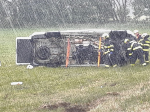 Dodávka se dvěma dospělými a sedmi dětmi vylétla ze silnice a skončila na boku v poli